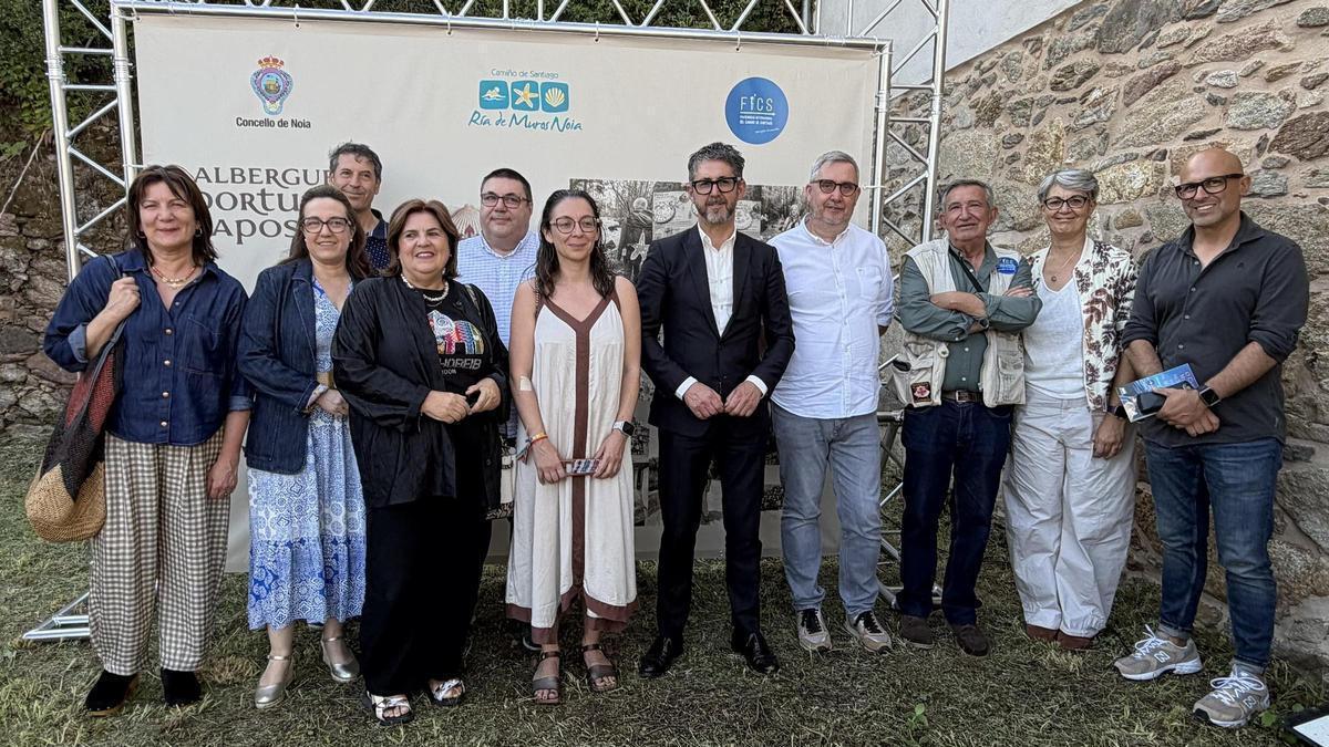 Representantes municipais e da Fraternidade Internacional do Camiño en Noia.