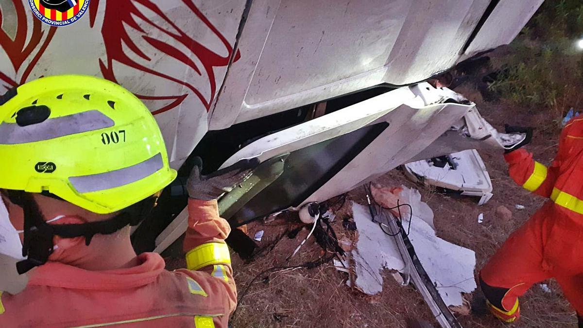 Los bomberos tuvieron que sacar a uno de los conductores de su cabina. | CONSORCI DE BOMBERS