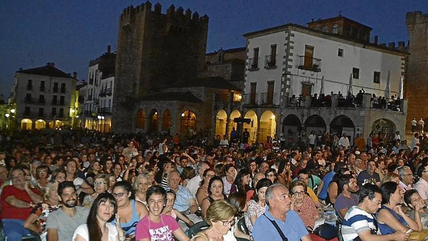 La actuación de la Orquesta de Extremadura con temas de películas llena la plaza Mayor