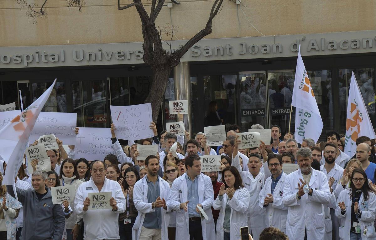 Protesta de los médicos del Hospital de Sant Joan contra el nuevo estatuto laboral