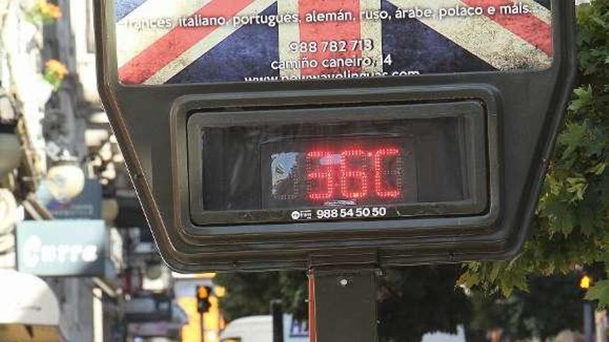 Un termómetro urbano marca los 36º, ayer. // Iñaki Osorio