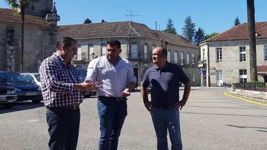 Xosé Emilio Barros (izq.) con el diputado provincial Uxio Benítez y el exalcalde Xoán Carlos Montes &quot;Calis&quot; en una foto de archivo. // D.P.