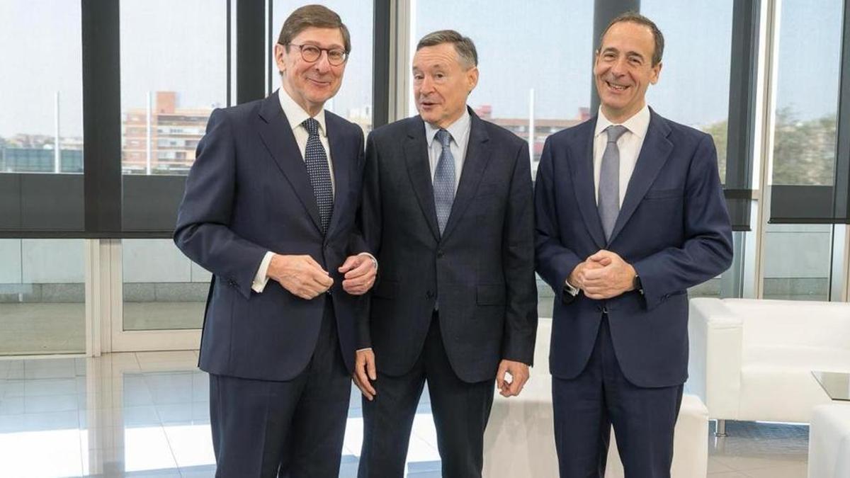 José Ignacio Goirigolzarri, Angel Simón (CEO de Criteria) y Gonzalo Gortázar, antes de la Junta General de Accionistas, esta mañana.