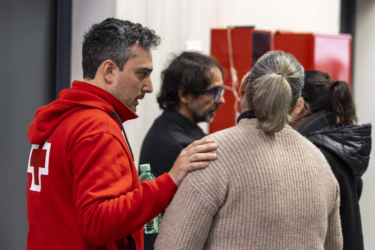 HUELVA, 18/01/2025.- Llegada a la estación de tren de Huelva de familiares de viajeros de los trenes del accidente ocurrido esta tarde en Córdoba, al descarrilar un convoy con más de 300 pasajeros y chocar con otro que circulaba por la vía contigua, a la altura de Adamuz, en Córdoba, en un siniestro en el que al menos hay 21 muertos. EFE/Alberto Díaz