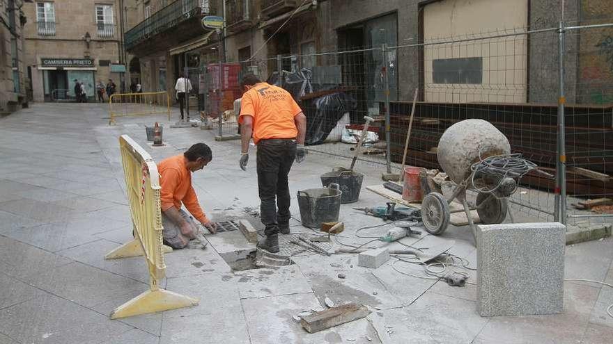 Operarios colocando losetas en la avenida de Pontevedra, de acceso a Lamas Carvajal. // Iñaki Osorio