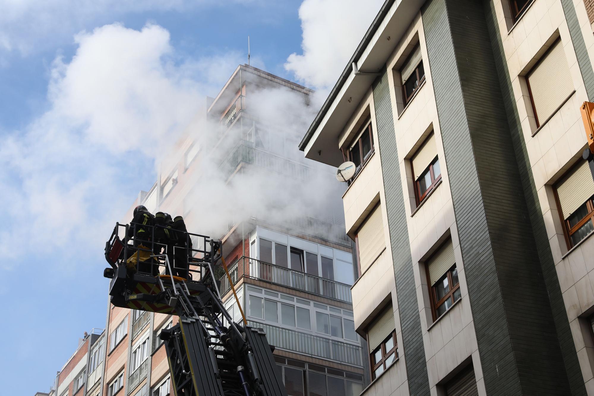 Espectacular incendio de un ático en Gijón