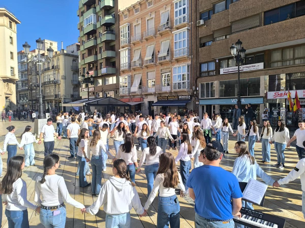 Participantes en el concierto de clausura delante de la plaza del Concello de Cartagena.