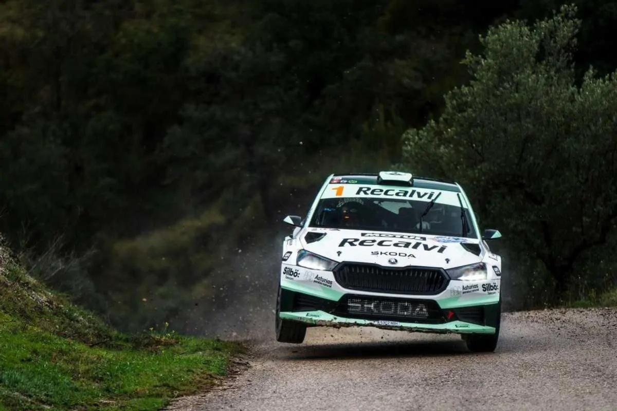 'Cohete' Suárez, con el Skoda Fabia RS del equipo Recalvi.