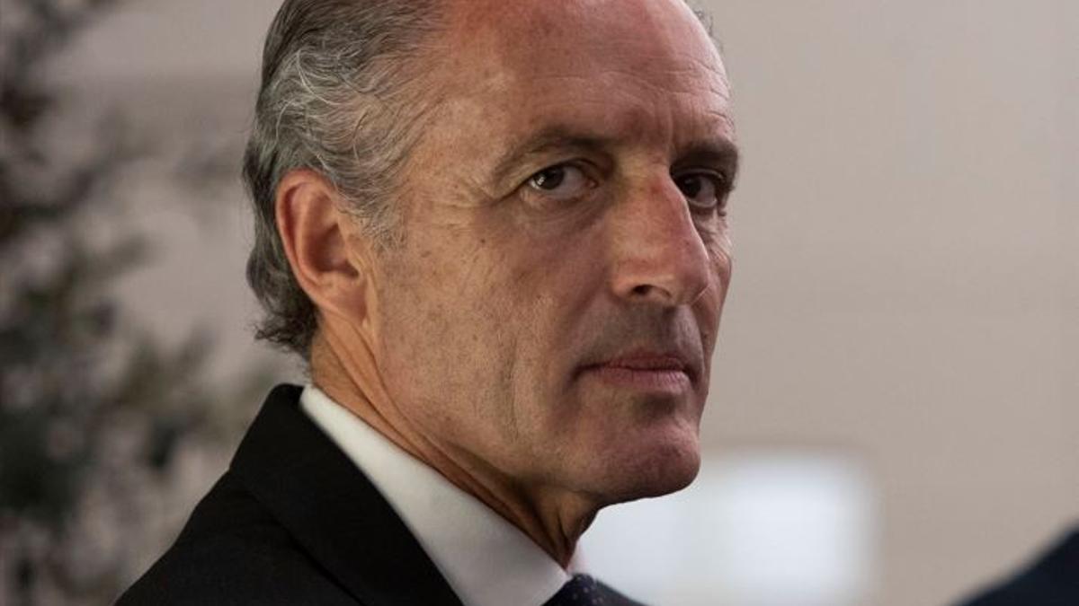 FÚTBOL Y NEGOCIOS. Paco Camps trajo hasta dos inversores interesados en comprar el Valencia CF FÚTBOL Y NEGOCIOS. Paco Camps trajo hasta dos inversores interesados en comprar el Valencia CF