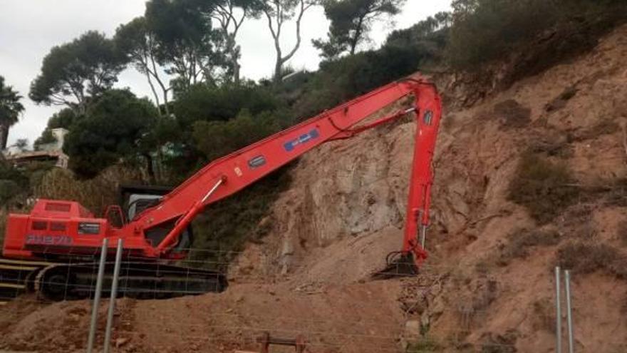 Les màquines ja han iniciat les tasques per reparar el talús malmès.