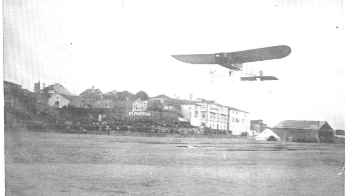 Una imagen del despegue de un aeroplano desde A Coruña en 1911