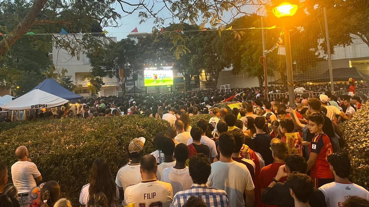 Cap a un miler de persones es van aplegar al Racó d'en Portes de Blanes per seguir el partit