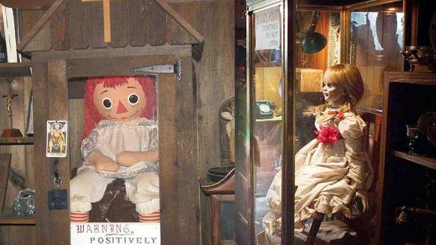 La muñeca de Annabelle en el museo de la familia Warren