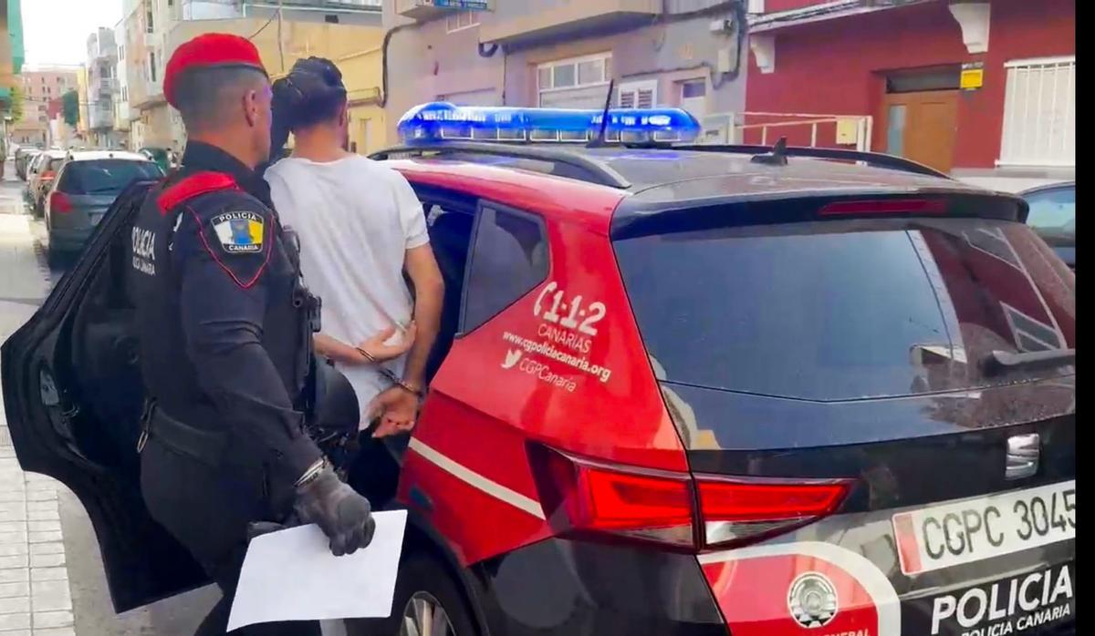 Uno de los detenidos en el operativo