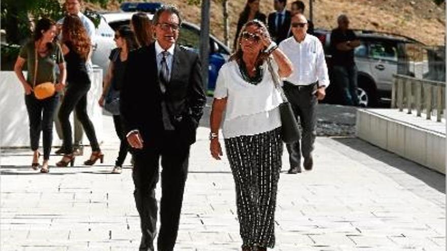 L&#039;expresident de la Generalitat, Artur Mas, arriba al funeral de Barraquer acompanyat de la seva dona.