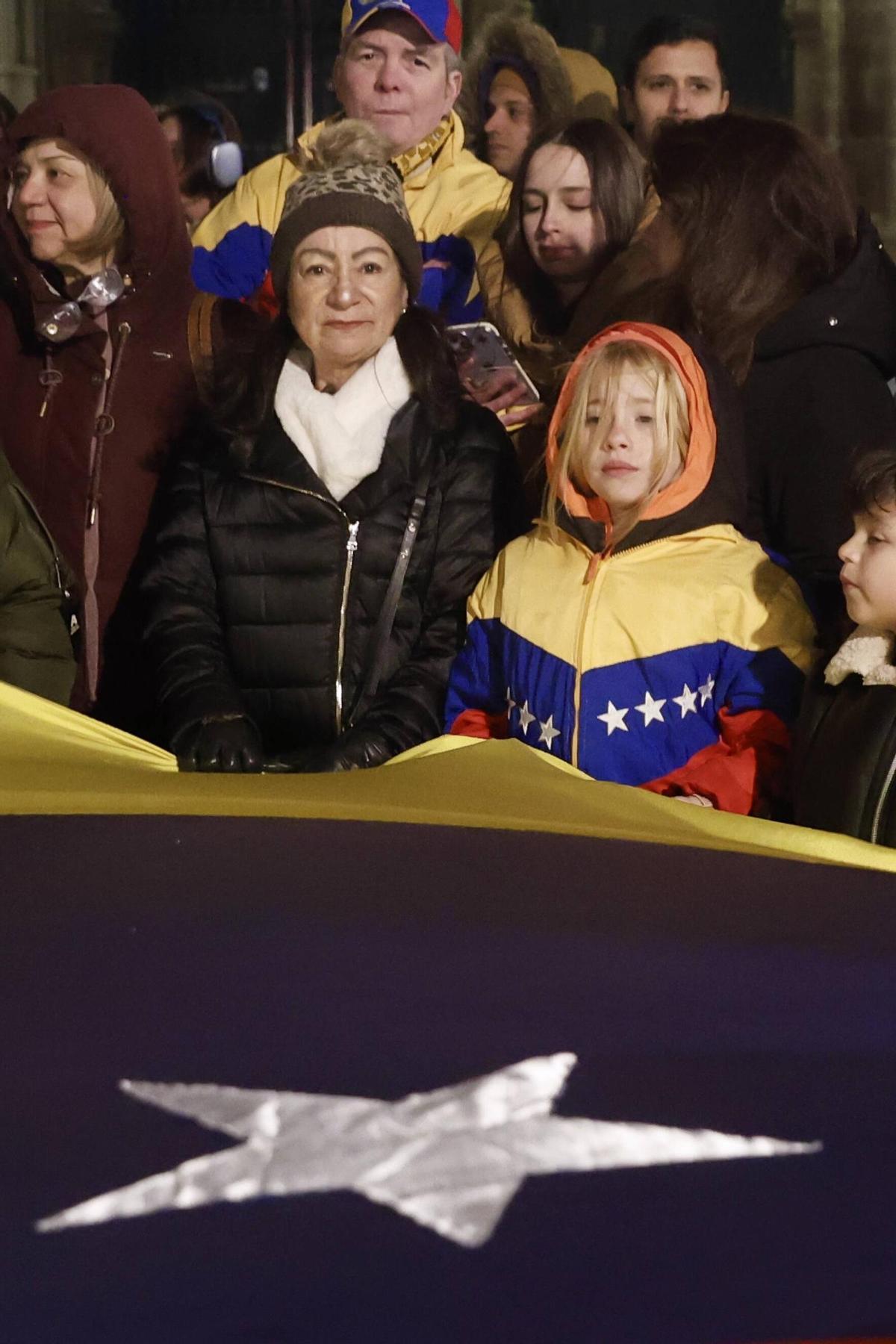 EN IMÁGENES: Los venezolanos residentes en Asturias salen a la calle en Gijón, tras la caída de Maduro