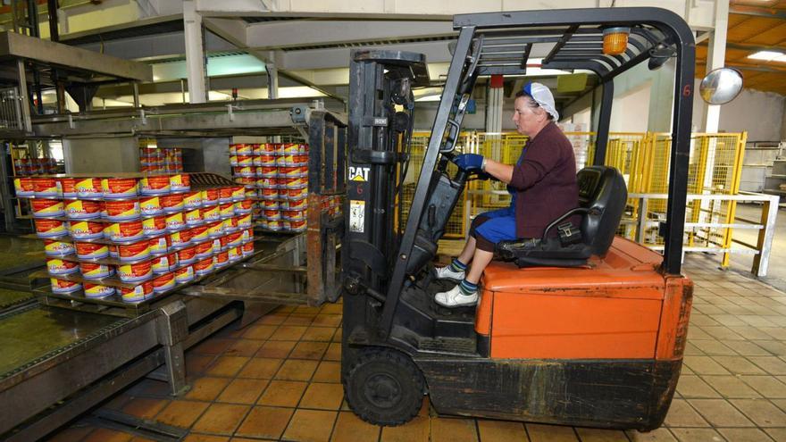 Una trabajadora, en una fábrica de conservas.