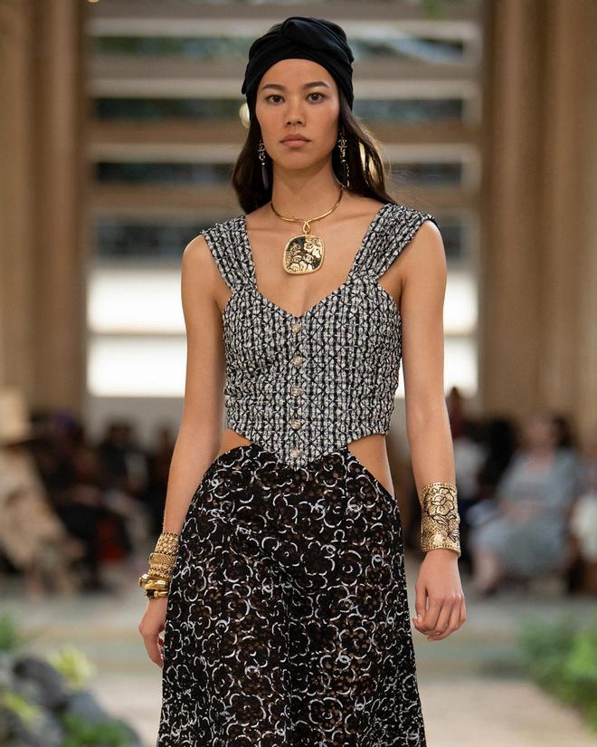 Look con combinación de brazaletes dorados, visto en el desfile prefall 2023 de Chanel