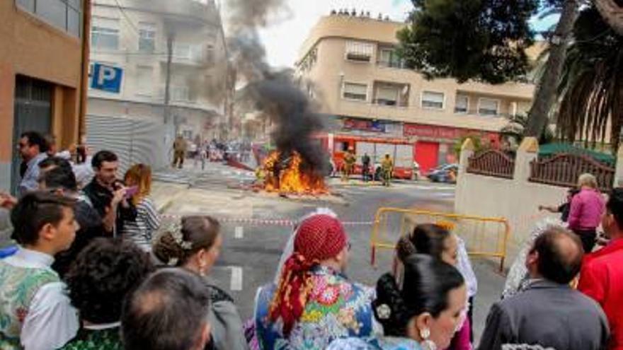 «Cremà» del monumento fallero en Elda