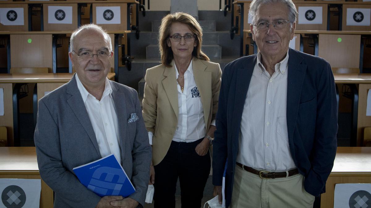 El tribunal, formado por Conrado Rillo, profesor de Investigación del CSIC en Zaragoza; Teresa Pérez Iglesias, catedrática de Física Aplicada de la UVigo, y Félix Vidal Costa, catedrático emérito de la USC (presidente).