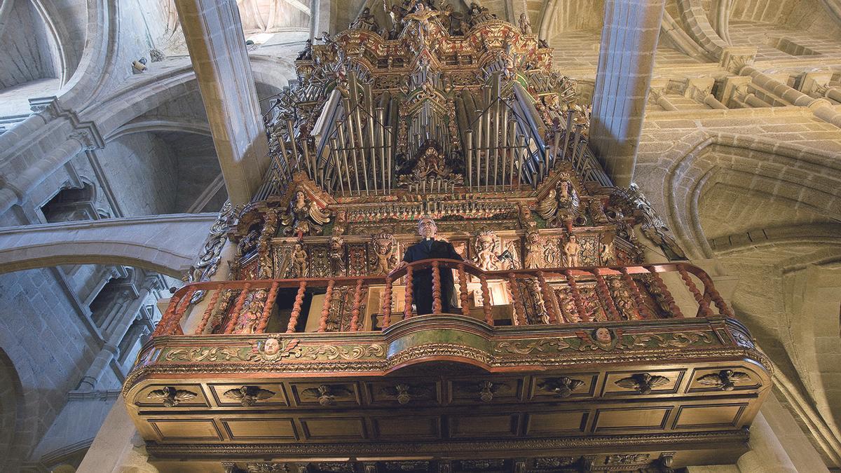 Imagen de archivo del canónigo de la diócesis, Avelino Bouzón, en el órgano barroco de la catedral.