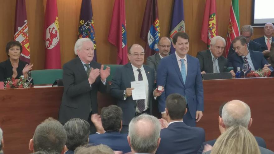 Enrique Oliveira Román e Ignacio Quintanilla Izquierdo junto a Alfonso Fernández Mañueco en el Pleno de las Cámaras de Comercio de Castilla y León.