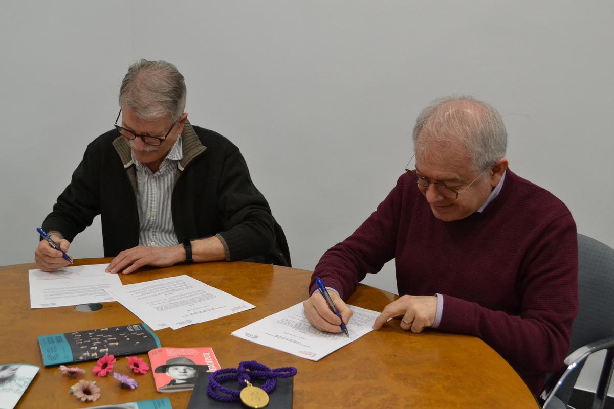 Vicent Torrent i Abel Guarinos signen el contracte de donació.