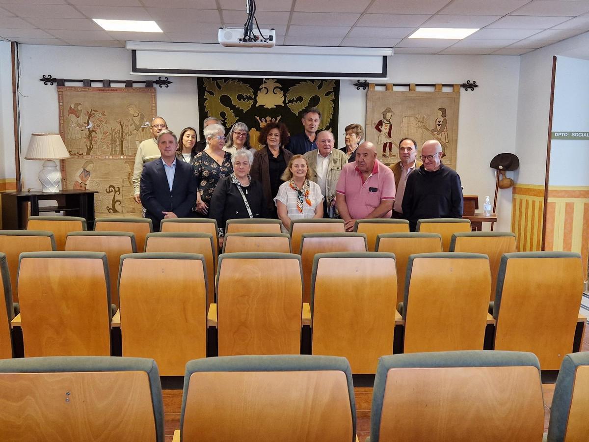 Representantes municipales y regionales con usuarios del centro.