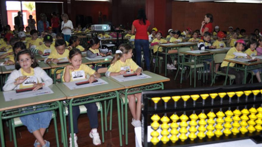 Algunos alumnos, ayer, en el colegio Arenas de Siete Palmas durante una de las pruebas, con el ábaco en primer plano. | lp/dlp