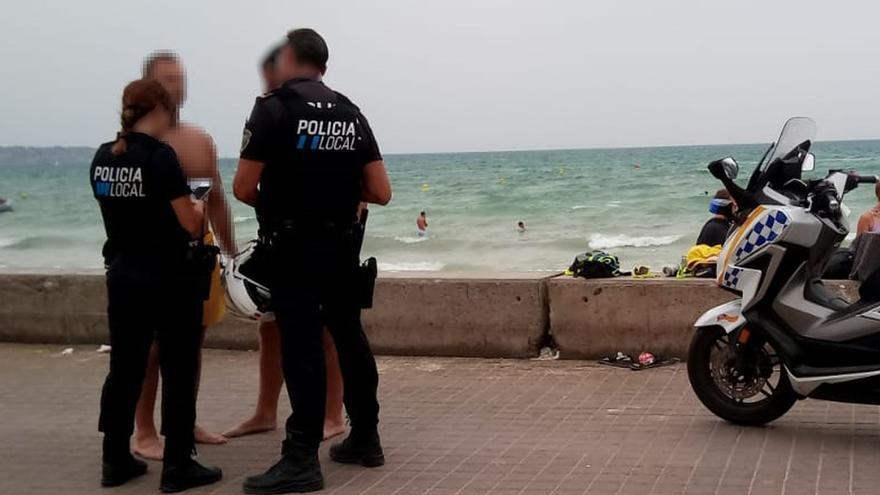 Multan a un hombre por bañarse y  pasearse desnudo por la Platja de Palma