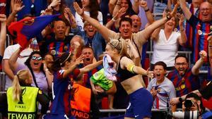 Alexia y Aitana celebran el segundo gol del Barça en la final de la Champions