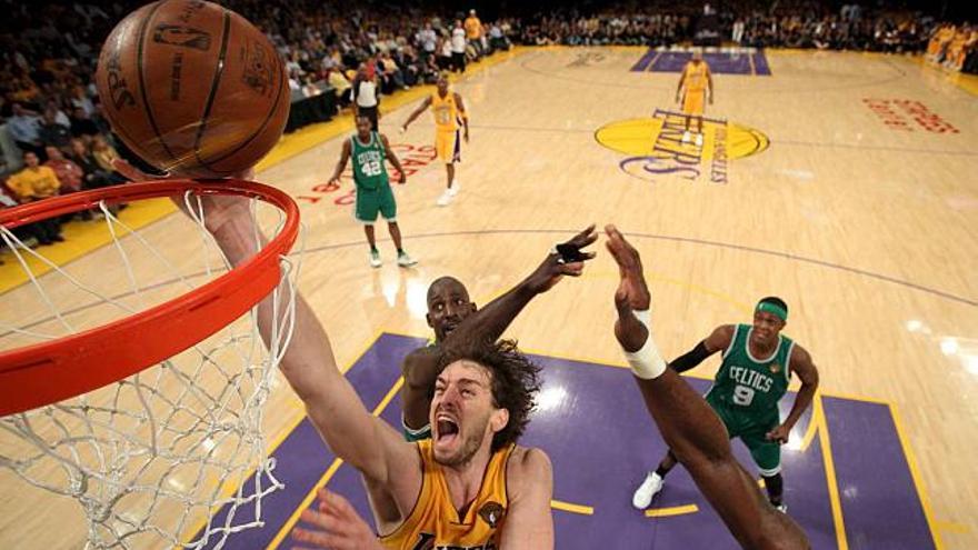 Gasol anota una canasta durante el partido de ayer.