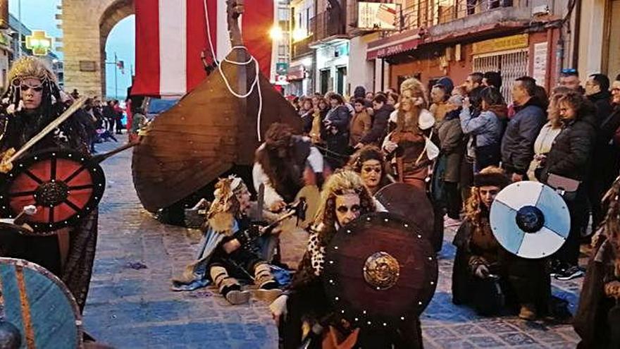 Los vikingos y su barco se disponen a conquistar las calles por las que discurrió el espectáculo con la originalidad de sus disfraces.