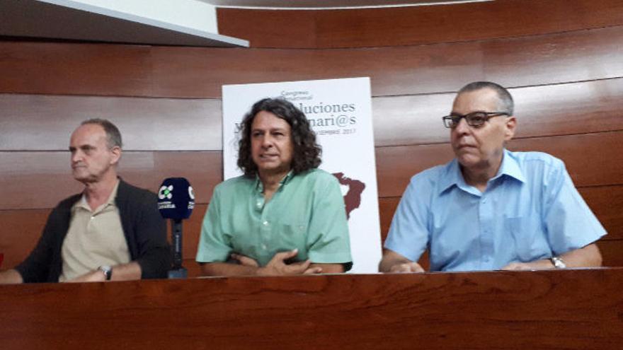 De izquierda a derecha, Sergio Millares, Juan Manuel Santana y Ulises Barquín, en la presentación.