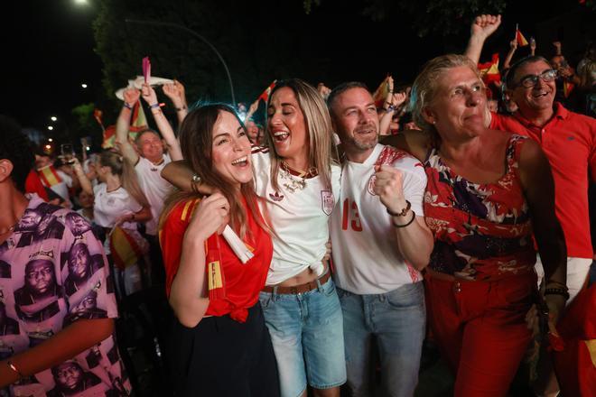 Las mejores imágenes de la afición española en la avenida Teniente Flomesta