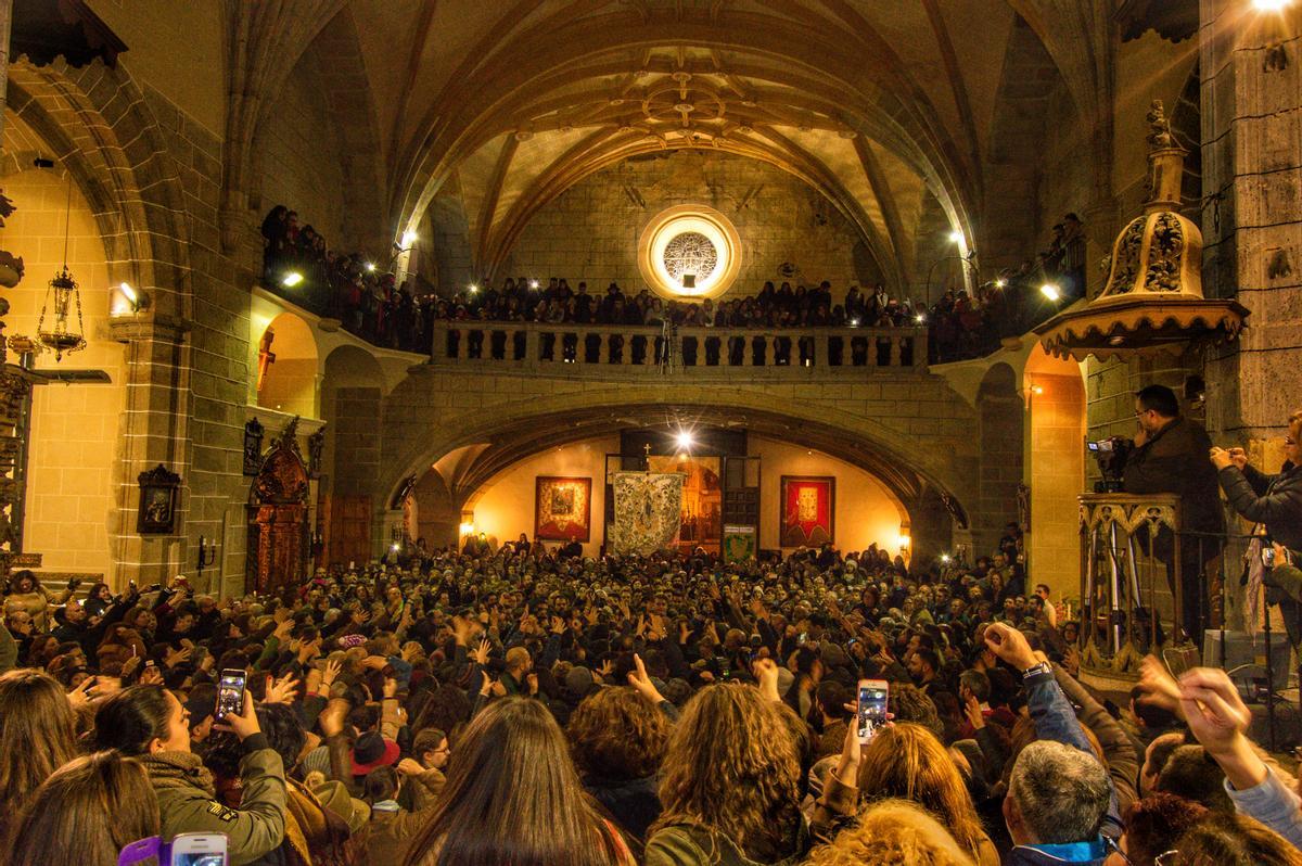 La iglesia de San Andrés, abarrotada de devotos ante el estandarte.