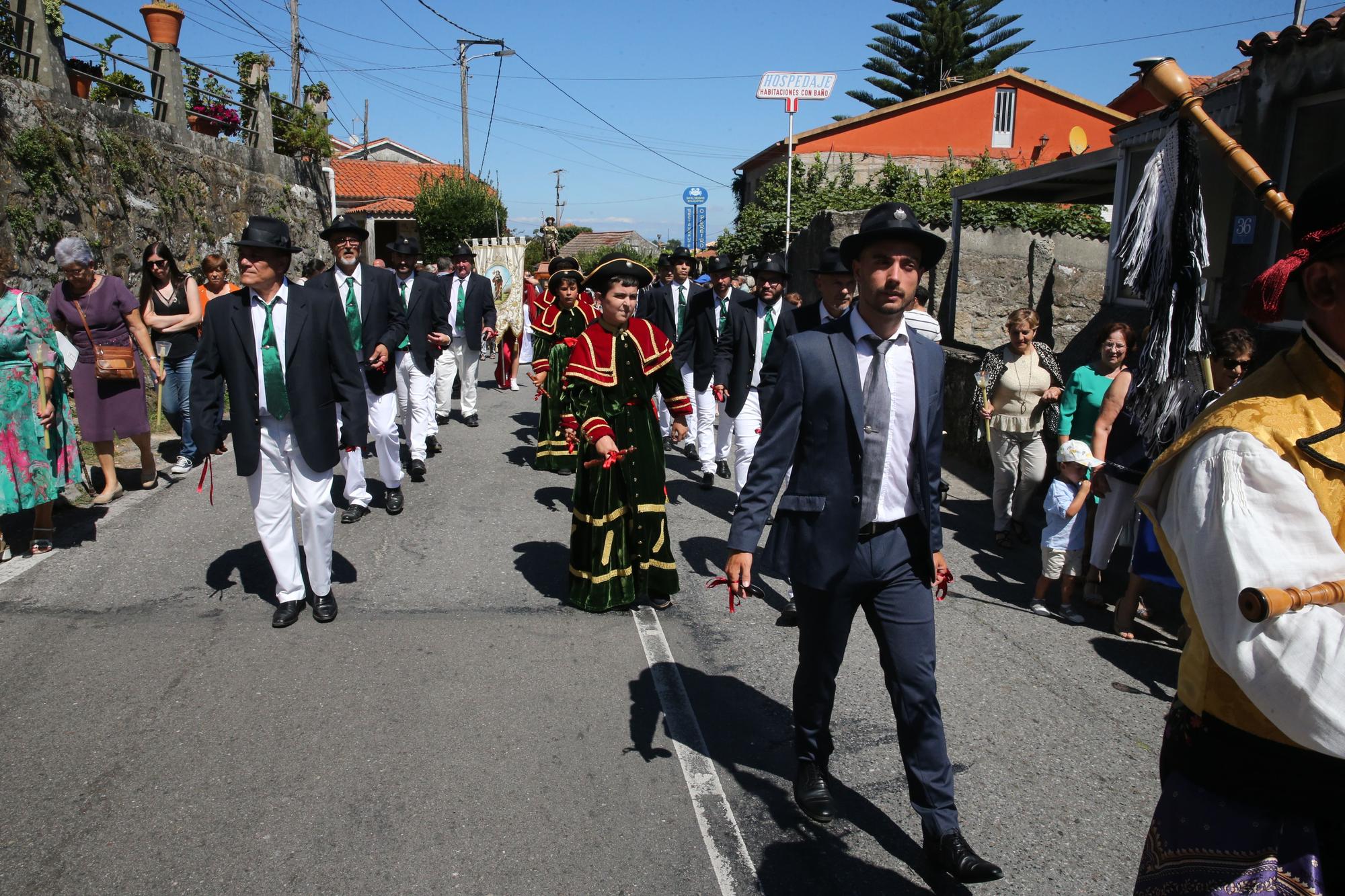 La procesión y la danza de San Roque de O Hío en imágenes (I)