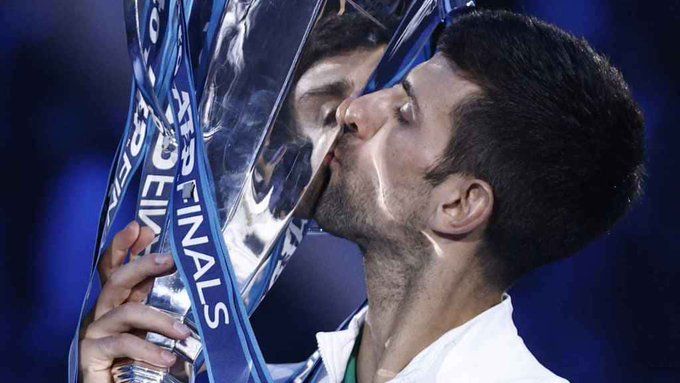 Djokovic besa su trofeo de maestro.