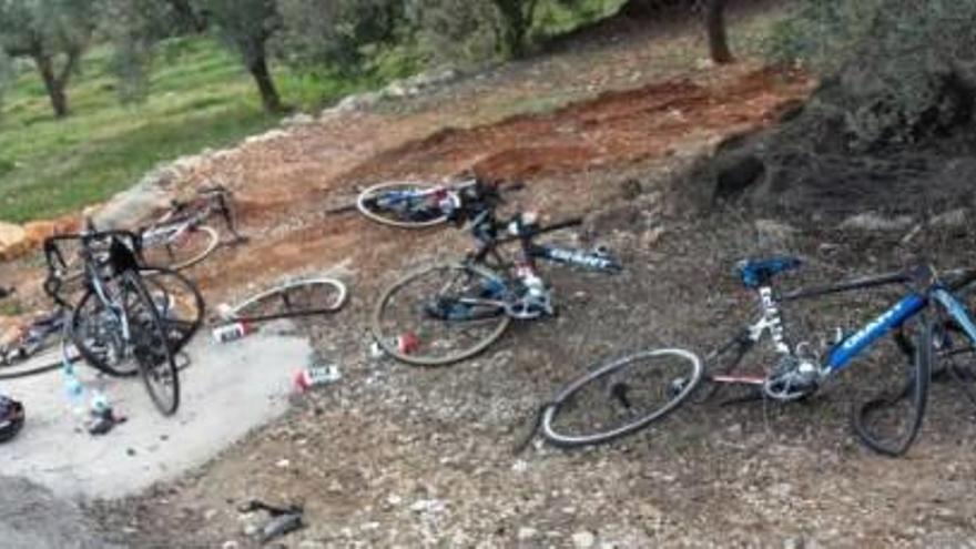 Las bicicletas de los ciclistas arrollados.