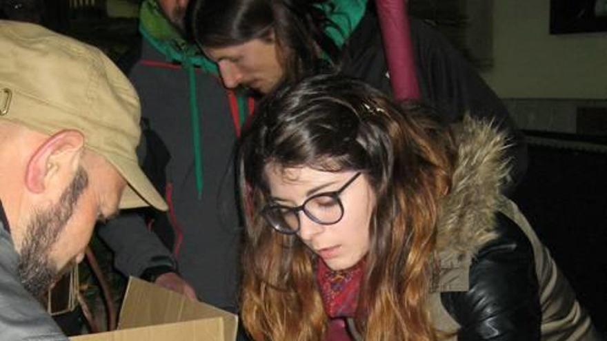 Joan Florit Una muchacha reparte los tradicionales dulces ´mamelletes´ de Santa Àgueda, la noche del sábado.