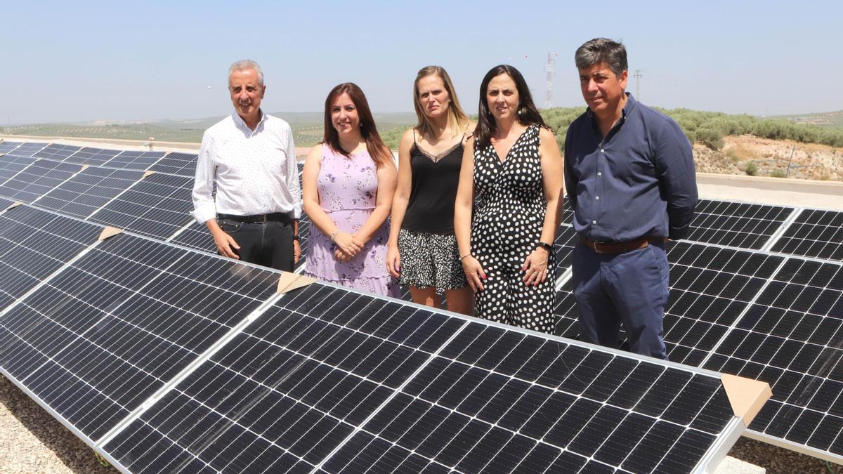 Las autoridades visitan la instalación fotovoltaica.