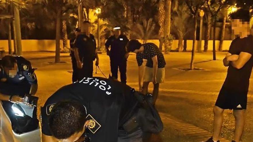 Agentes de la Policía Local realizan un registro en varias mochilas en el centro de la ciudad, en una imagen de archivo.