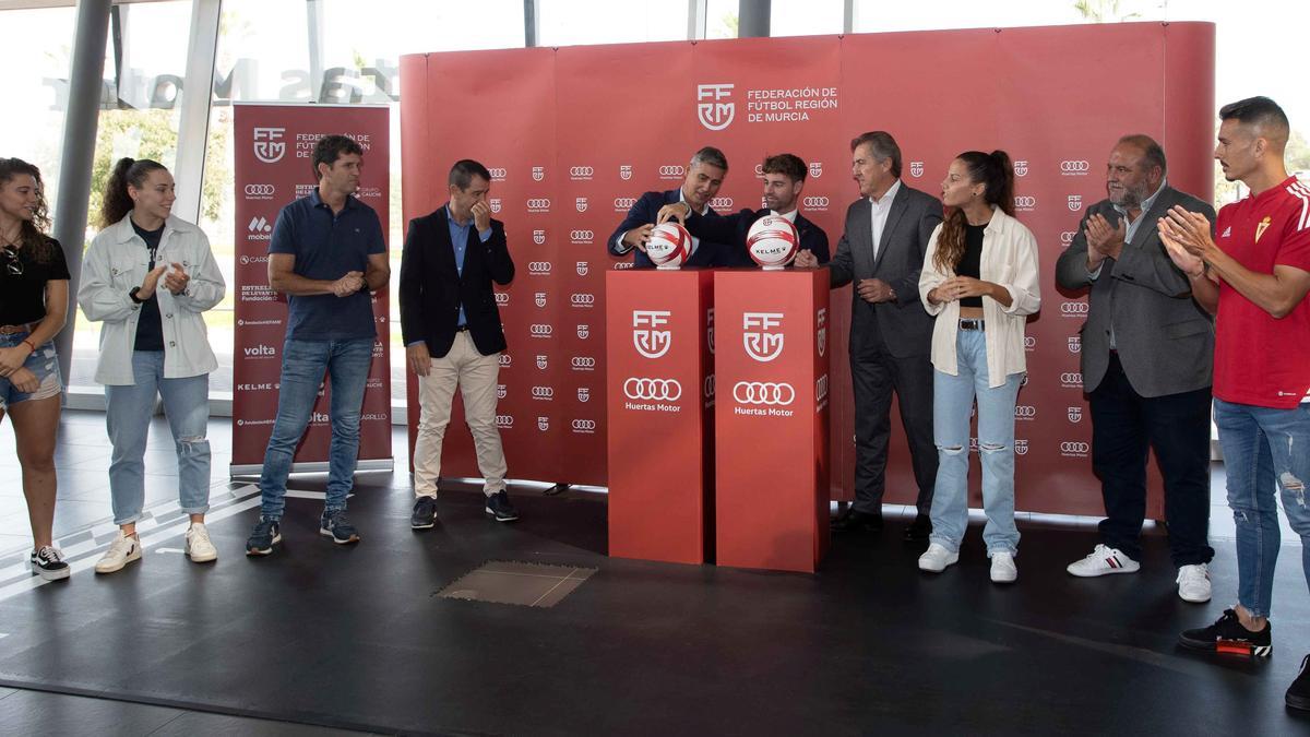 Presentación del nuevo balón oficial de la Federación de Fútbol de la Región de Murcia.