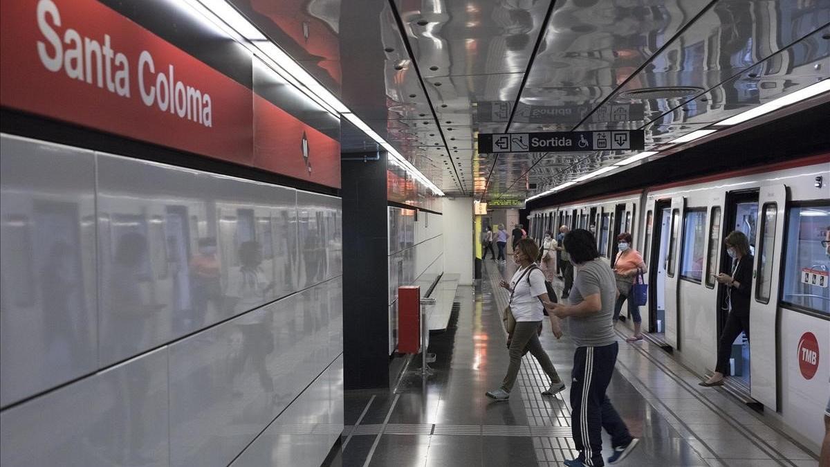 Un andén de la estación de metro de Santa Coloma de Gramenet, en la línea 1.