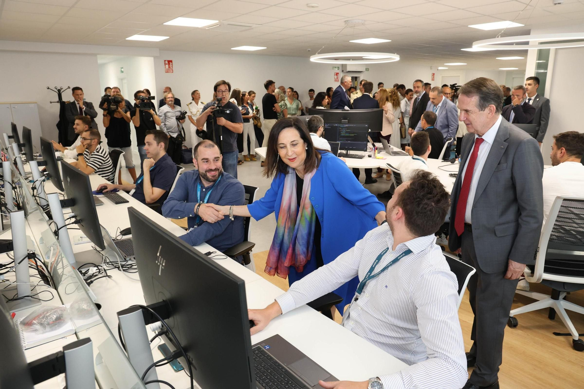 La ministra de Defensa, Margarita Robles, visita la sede de Indra en Vigo