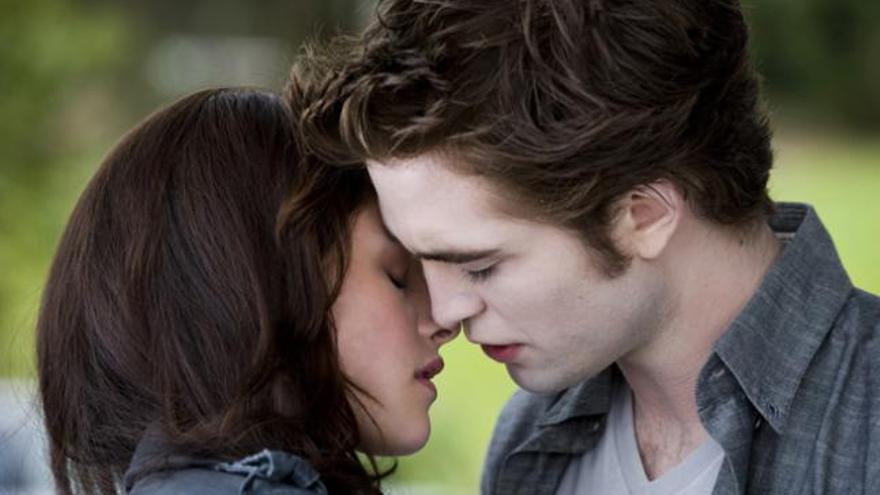 Robert Pattinson y Kristen Stewart en &#039;Crepúsculo&#039;.