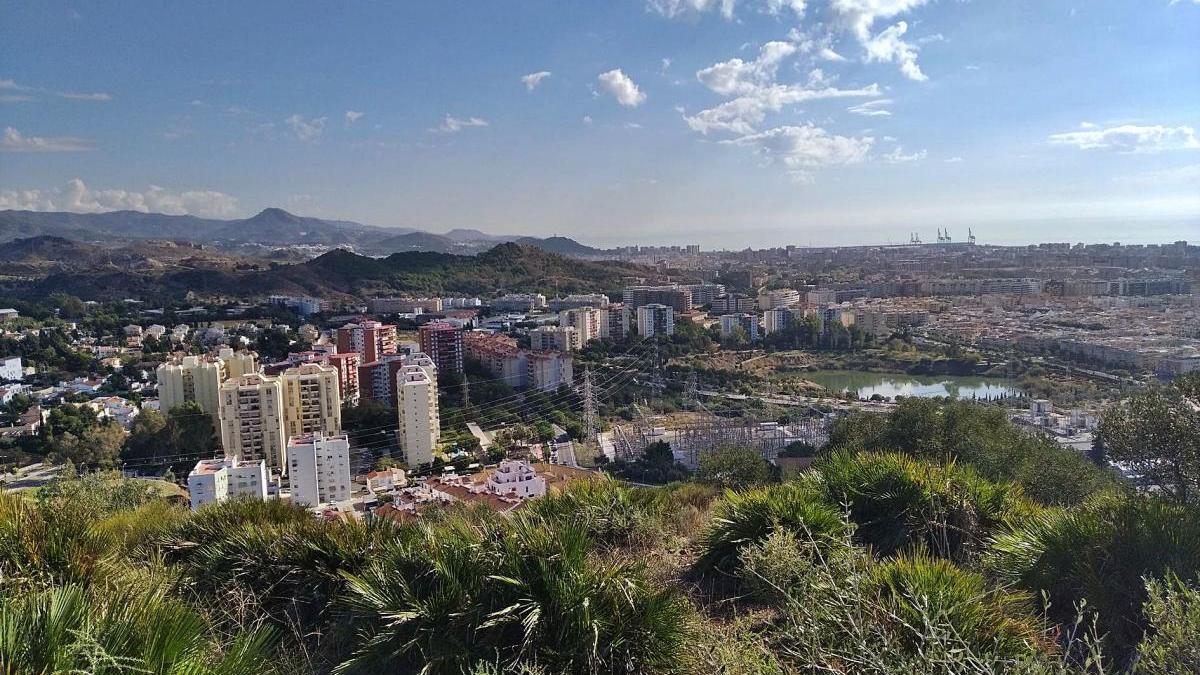 Aunque en esta foto los 360 grados no quepan, el Monte del Atabal, con la famosa torre que da nombre al Puerto de la Torre, es una atalaya perfecta para disfrutar de vistas de toda la ciudad.