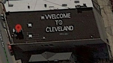 Cartel de &quot;Welcome to Cleveland&quot; situado en una casa de Milwaukee, a 700 km de Cleveland