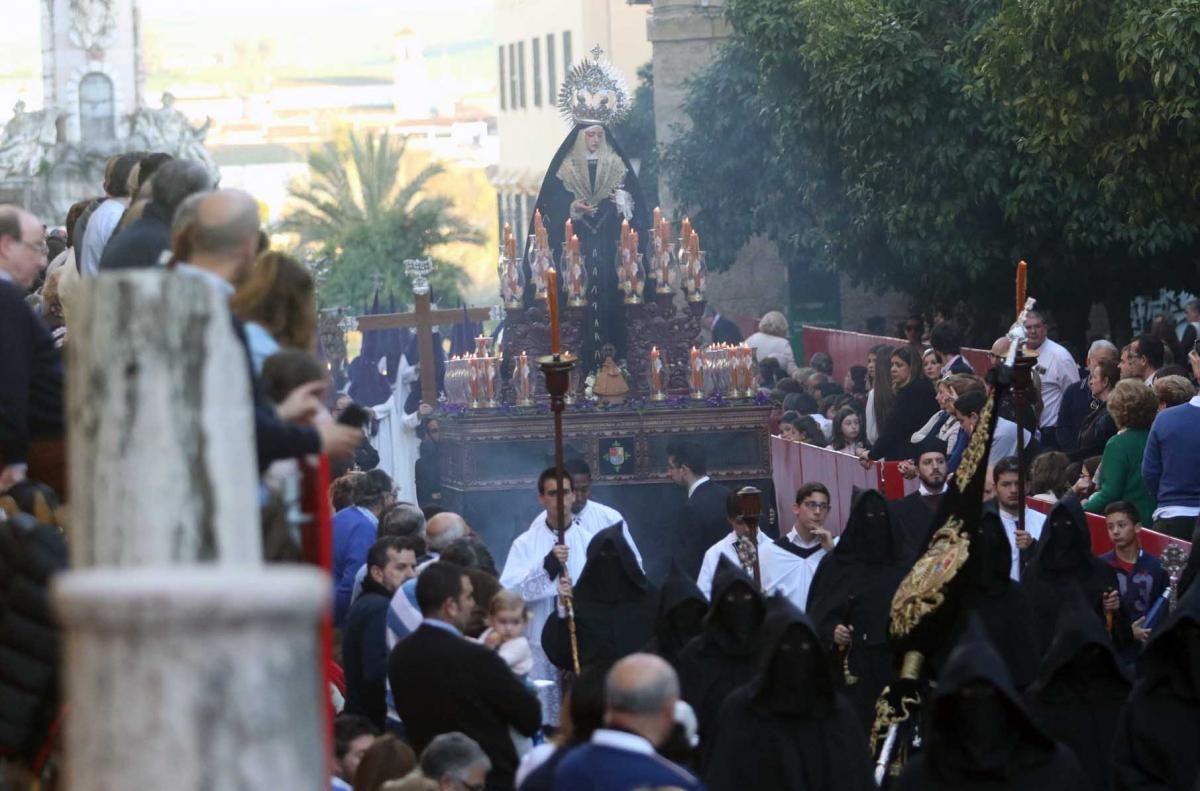 El cortejo de la hermandad Universitaria tiene multitud de detalles