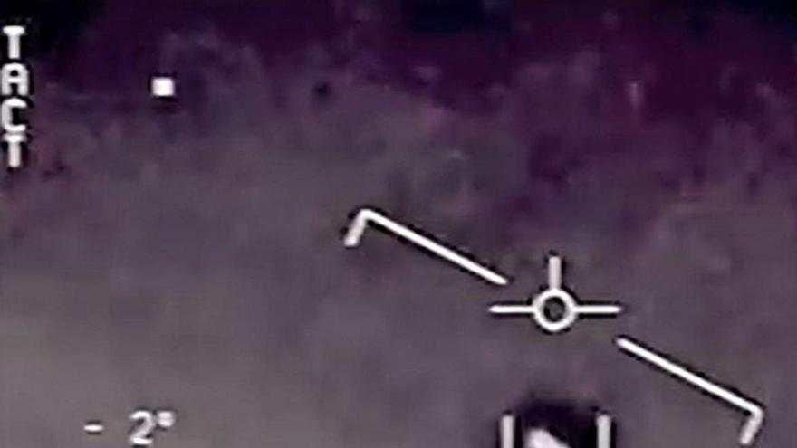 Una imatge extreta d’un dels vídeos que han difós en les últimes setmanes tant la Força Aèria com la Marina dels Estats Units, en els quals es poden observar imatges d’objectes d’origen desconegut filmats per avions o senyals de radar.